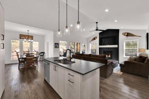 een keuken en een woonkamer met een wastafel en een tafel bij Brand NEW Entire home in Eden Utah in Eden
