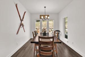een eetkamer met een houten tafel en stoelen bij Brand NEW Entire home in Eden Utah in Eden +33 foto's