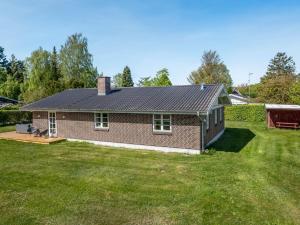 DronningmølleにあるHoliday Home Melle - 350m from the sea by Interhomeの小さなレンガ造りの家
