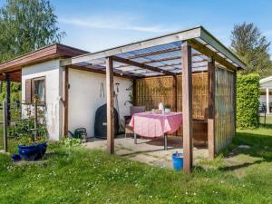DronningmølleにあるHoliday Home Melle - 350m from the sea by Interhomeの庭の木造パビリオン