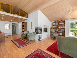 een woonkamer met meubels en een houten plafond bij Holiday Home Melle - 350m from the sea by Interhome in Dronningmølle +32 foto's