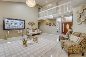 un soggiorno con un divano e un tavolo di Indoor and Outdoor Entertainment! Luxe Michigan Home a Clinton