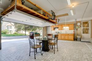 una cucina con un tavolo e sedie in una stanza di Indoor and Outdoor Entertainment! Luxe Michigan Home a Clinton