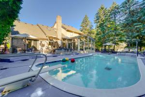 una piscina davanti a una casa di Indoor and Outdoor Entertainment! Luxe Michigan Home a Clinton