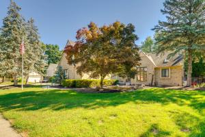 una casa con un albero in un cortile di Indoor and Outdoor Entertainment! Luxe Michigan Home a Clinton