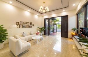 Una sala de estar con un sofá y un televisor. en Danang's house, en Da Nang