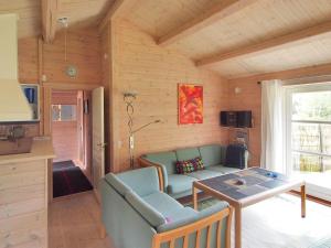 Μια τηλεόραση ή/και κέντρο ψυχαγωγίας στο Holiday Home Lilian - 600m from the sea by Interhome