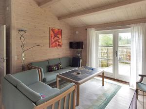 Μια τηλεόραση ή/και κέντρο ψυχαγωγίας στο Holiday Home Lilian - 600m from the sea by Interhome