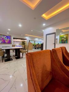 ein Wohnzimmer mit Sofa und Tisch in der Unterkunft Debayview Hotel in Asaba
