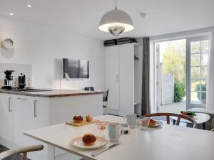 Dapur atau dapur kecil di Apartment Samson - 100m from the sea by Interhome