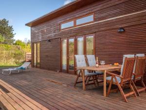 Patio nebo venkovní prostory v ubytování Holiday Home Esta - from the sea by Interhome