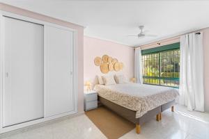 ein Schlafzimmer mit einem Bett und einem großen Fenster in der Unterkunft Casa Ra Sol in Orihuela + 16 Fotos