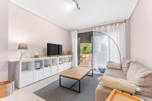 ein Wohnzimmer mit Sofa und Fernseher in der Unterkunft Casa Ra Sol in Orihuela