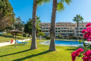 ein Resort mit Swimmingpool und Palmen in der Unterkunft Casa Ra Sol in Orihuela