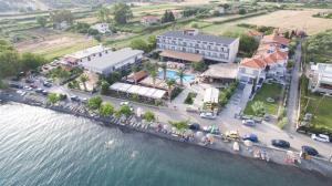 eine Luftansicht einer Stadt neben dem Wasser in der Unterkunft Evvoiki Akti Hotel in Politika
