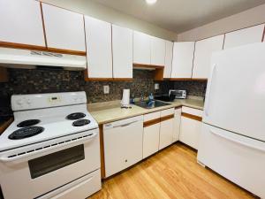 Gambar di galeri bagi Stylish Condo Retreat Quiet, Pet-friend, Parking di Elkins Park Gardens