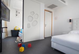 A bed or beds in a room at Hotel Fedora Riccione