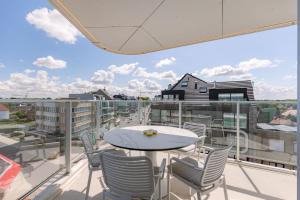 伊特博尔德Coastal Getaway - Free Parking & Balcony - Baldus的阳台上配有桌椅的露台