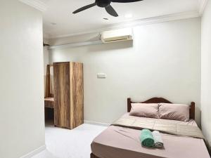 Ένα ή περισσότερα κρεβάτια σε δωμάτιο στο AL-REZQI HomeStay