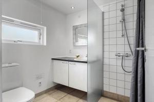 ein Badezimmer mit Dusche, Toilette und Waschbecken in der Unterkunft JB328 Brovst - Kronvildtvej 184 in Tranum + 34 Fotos