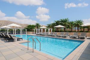 Bazén v ubytování Skyview Suites Inn Residences nebo v jeho okolí