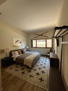 Ένα ή περισσότερα κρεβάτια σε δωμάτιο στο Central location just steps from the slopes Sleeps six