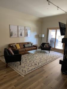 Χώρος καθιστικού στο Central location just steps from the slopes Sleeps six