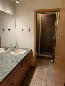 Ένα μπάνιο στο Central location just steps from the slopes Sleeps six