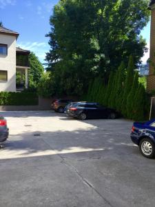 un grupo de autos estacionados en un estacionamiento en Hotel An Der Wien, en Viena