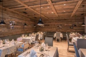 Reštaurácia alebo iné gastronomické zariadenie v ubytovaní Familienhotel Viktoria