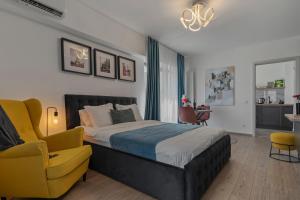 Giường trong phòng chung tại Garsoniera Turquoise Rezidential Moghioros Park