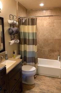O baie la Gorgeous & Tranquil Chalet Cabin +16 fotografii