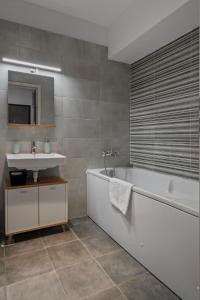 Phòng tắm tại Garsoniera Turquoise Rezidential Moghioros Park +30 ảnh