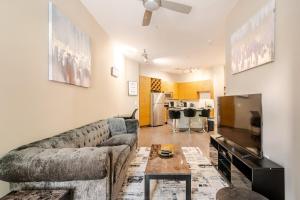 Kuchyň nebo kuchyňský kout v ubytování Stylish 1BR Uptown Apartment