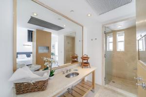 un baño con lavabo y espejo en St Augustine Hotel, en Miami Beach 37 fotos más