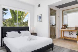 St Augustine Hotel By At Mine Hospitality في ميامي بيتش: غرفة نوم بها سرير ونافذة كبيرة