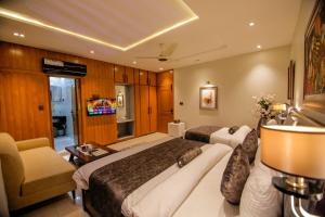 ラホールにあるPremier Inn Gulberg Lahoreのベッド2台とテレビがあるホテルの部屋