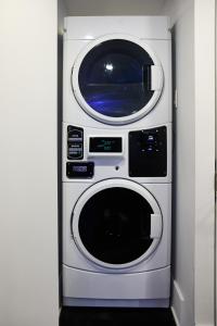 モントリオールにあるCapsule Hotel Montrealの二つの電子レンジが重なり合った