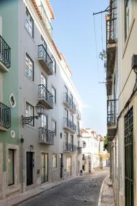 een lege straat in een steegje tussen gebouwen bij Ponto Alto Hotel in Lissabon