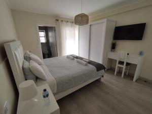a small bedroom with a bed and a desk at Brisa do Mar 2 - Consolação in Peniche