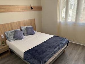 Ένα ή περισσότερα κρεβάτια σε δωμάτιο στο Central Hôtel