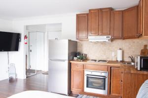 Una cocina o cocineta en Wanderlust Studio Suite with Private Patio