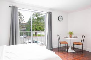 Photo de la galerie de l'établissement Wanderlust Studio Suite with Private Patio, à Harrison Hot Springs