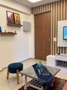 a room with a table and a chair and a door at Hideaway Nest in Ghaziabad