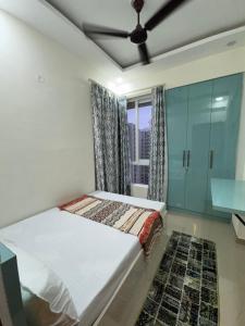 a bedroom with a bed and a window at Hideaway Nest in Ghaziabad