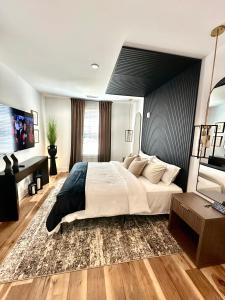 ein großes Schlafzimmer mit einem großen Bett und einem Schreibtisch in der Unterkunft Free Parking, King Bed, 75 inch TV, and Luxury Stay in Atlanta