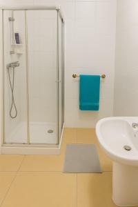 Phòng tắm tại Modern Penthouse with 2 Bedroom & 2 Terraces by Seafront Walk