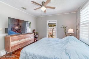 Ένα ή περισσότερα κρεβάτια σε δωμάτιο στο Jacksonville Hideaway Modern Pet-Friendly