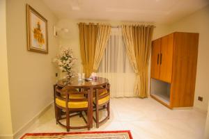 ラホールにあるPremier Inn Gulberg Lahoreのダイニングルーム(テーブル、キャビネット付)