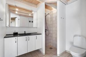 ein weißes Badezimmer mit Waschbecken und Toilette in der Unterkunft JB251 Fjerritslev - Egevej 5 in Fjerritslev + 20 Fotos
